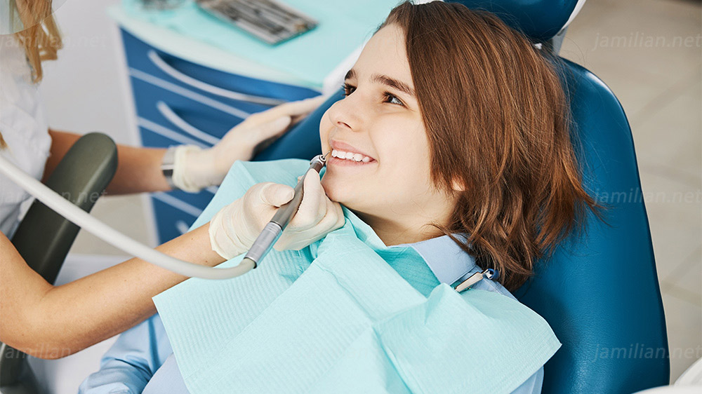 طفل يخضع لعلاج تقويم الأسنان