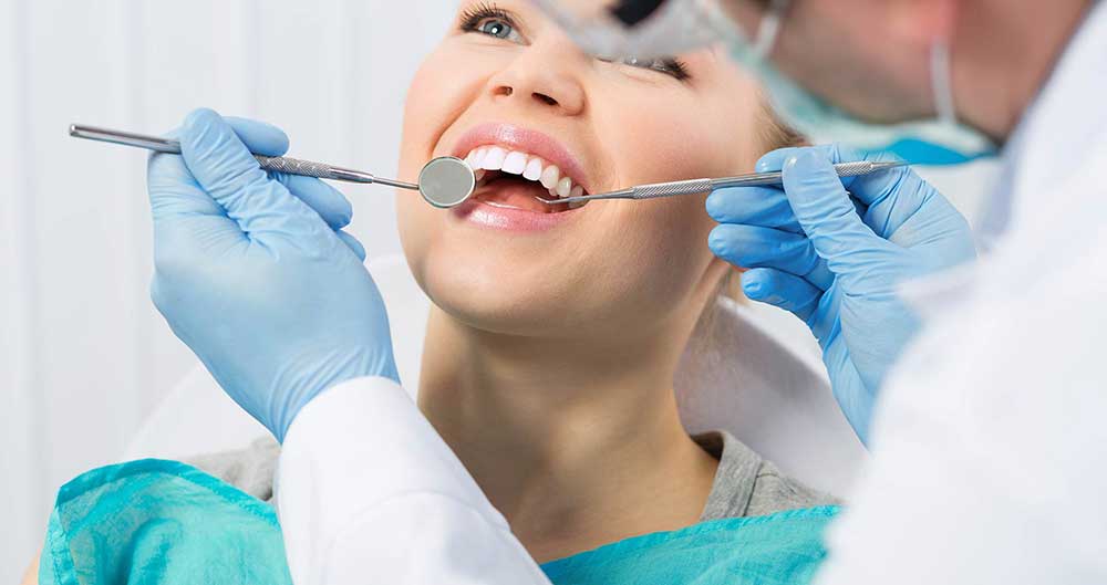 طبيب أسنان و أخصائی تقويم الأسنان