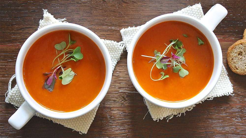 tomatensuppe ist ein geeignetes essen für diejenigen, die kieferorthopädische brackets haben.