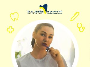 خانم در حال مسواک زدن دندان هاش