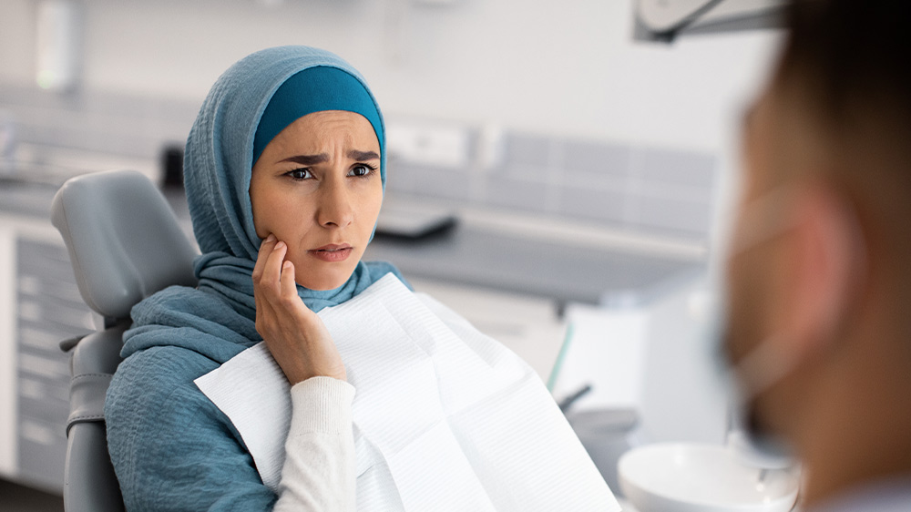 شکایت خانم مسلمان از درد دندان نزد دندانپزشک