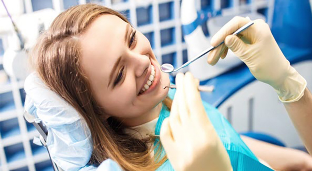 Eine Frau, die wegen Zahn- und Kieferfehlstellungen behandelt wird