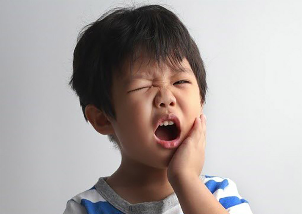 صبي يعاني من ألم في الأسنان