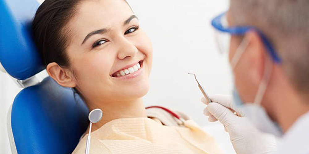 weibliche zähne, die von einem zahnarzt untersucht werden
