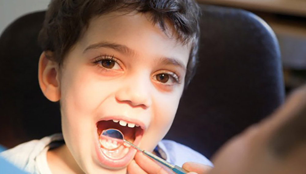 Ein Junge untersucht die Wirkung von Kieferorthopädie auf das Zahnwachstum