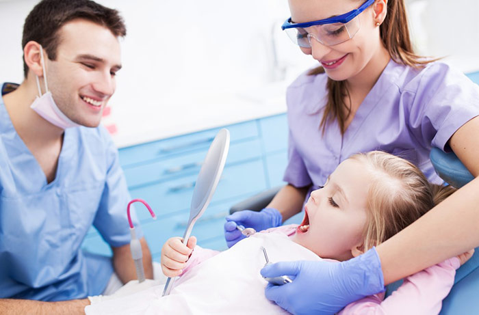 معاینه دندان های کودک توسط متخصص ارتودنسی برای انجام ارتودنسی پیشگیری