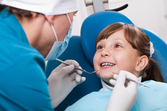 معاینه دندان های کودک