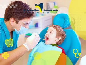 دندانپزشک اطفال در حال معاینه دندان کودک در مطب
