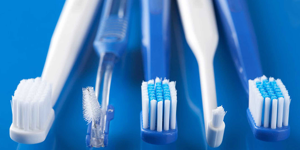 انواع مسواک ارتودنسی بین دندانی که در کنار مسواک عادی قرار گرفته اند