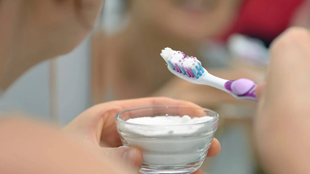 استفاده از جوش شیرین بجای خمیر دندان بر روی مسواک
