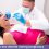 دندانپزشک در حال معاینه دندان خانم باردار