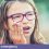 دختری با ارتودنسی که بدلیل درد دندان دستش را روی صورتش قرار داده