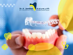 شخصی یک دستگاه ارتودنسی نامرئی متحرک را روی یک ماکت از فک پایین در دست دارد