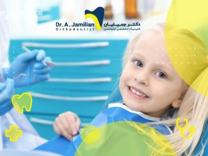 طفلة مبتسمة تنتظر طبيب أسنان الأطفال لفحص أسنانها
