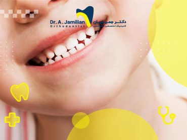 طفل مبتسم بأسنان جديدة
