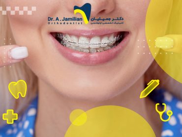 بیماری که به نحوه مراقبت از ارتودنسی سرامیکی خود اشاره می کند