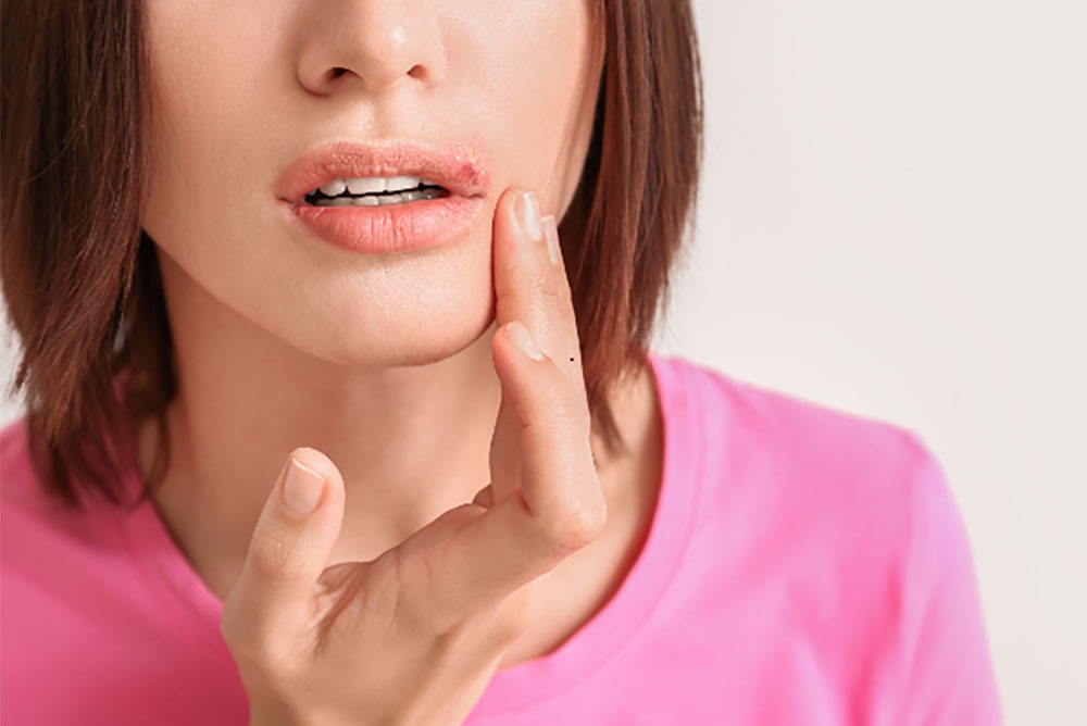 خانمی که به دلیل درمان خانگی نادرست دندان پوسیده دچار درد و عوارض شده است.