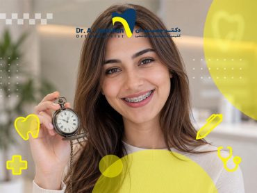 خانمی که روش های موثر برای تسریع صاف کردن دندان ها با ارتودنسی را انجام داده است و زمان را با ساعت نشان می دهد